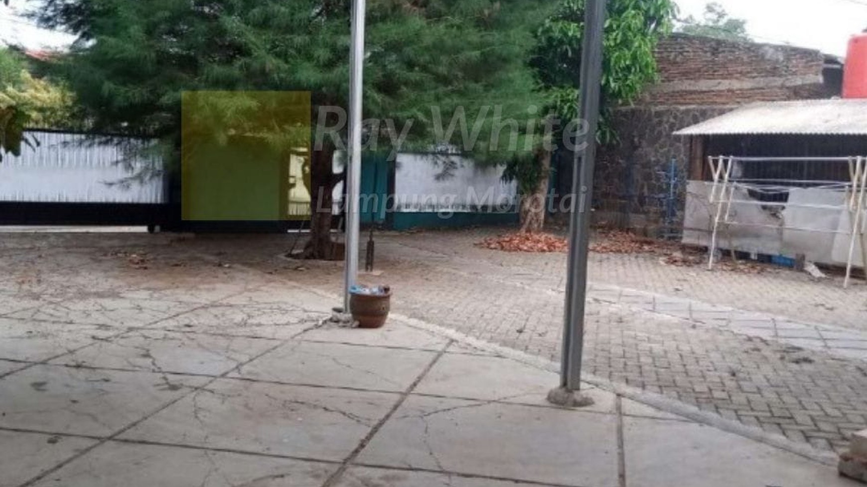 Dijual Rumah dengan Halaman Luas di Gunter sm