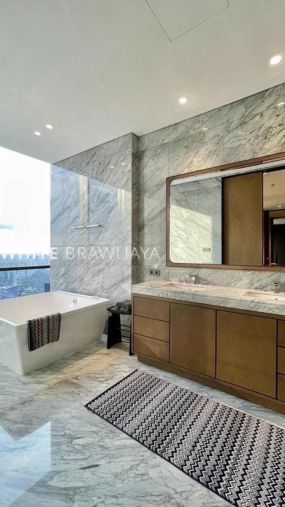Exclusive & Luxurious PENTHOUSE