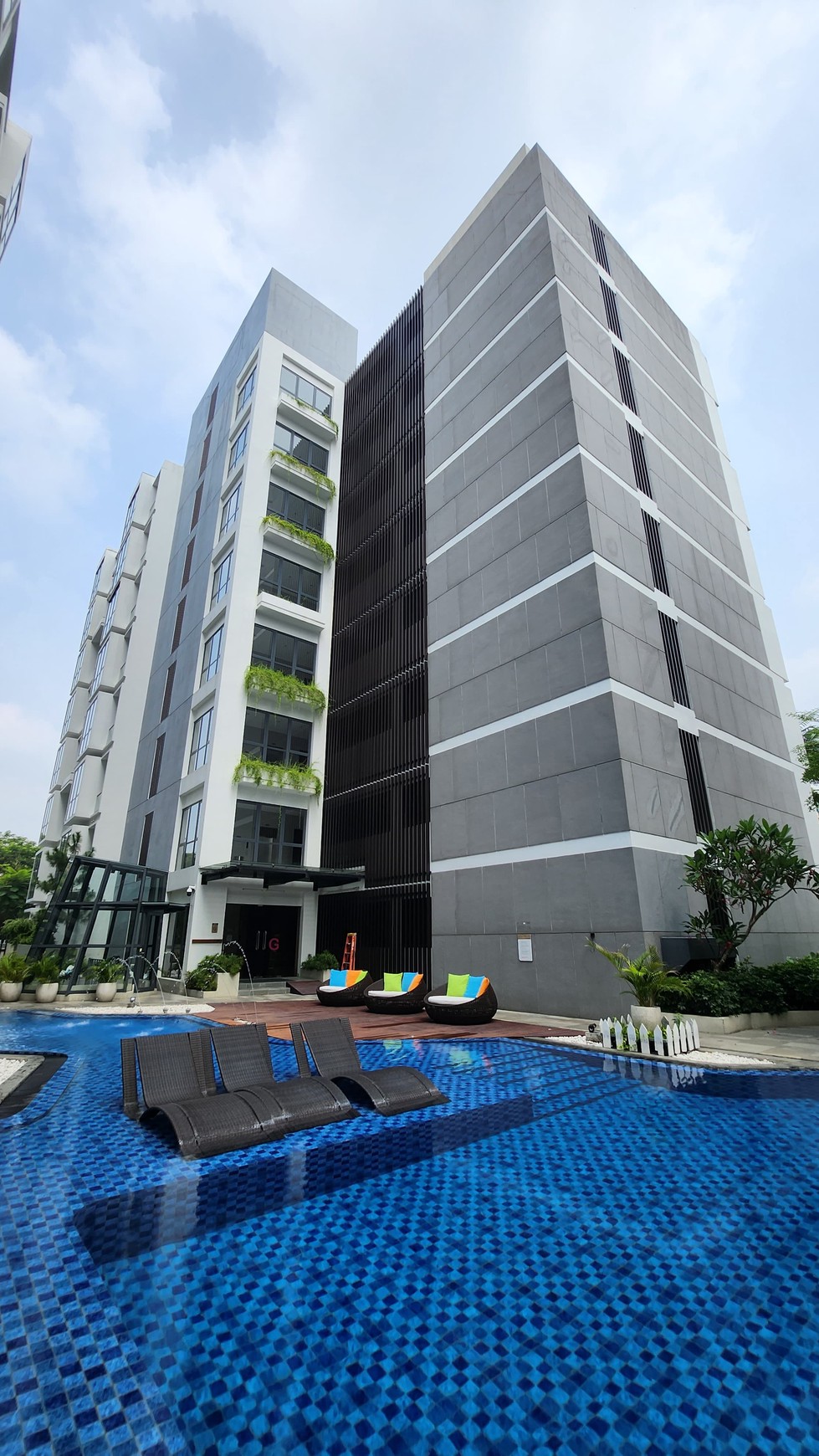 MURAH Dijual Apartemen Rosebay Graha Family 2 Bedroom FULL FURNISHED Tower B Lantai 3 Best City View dekat Pakuwon Mall, National Hospital