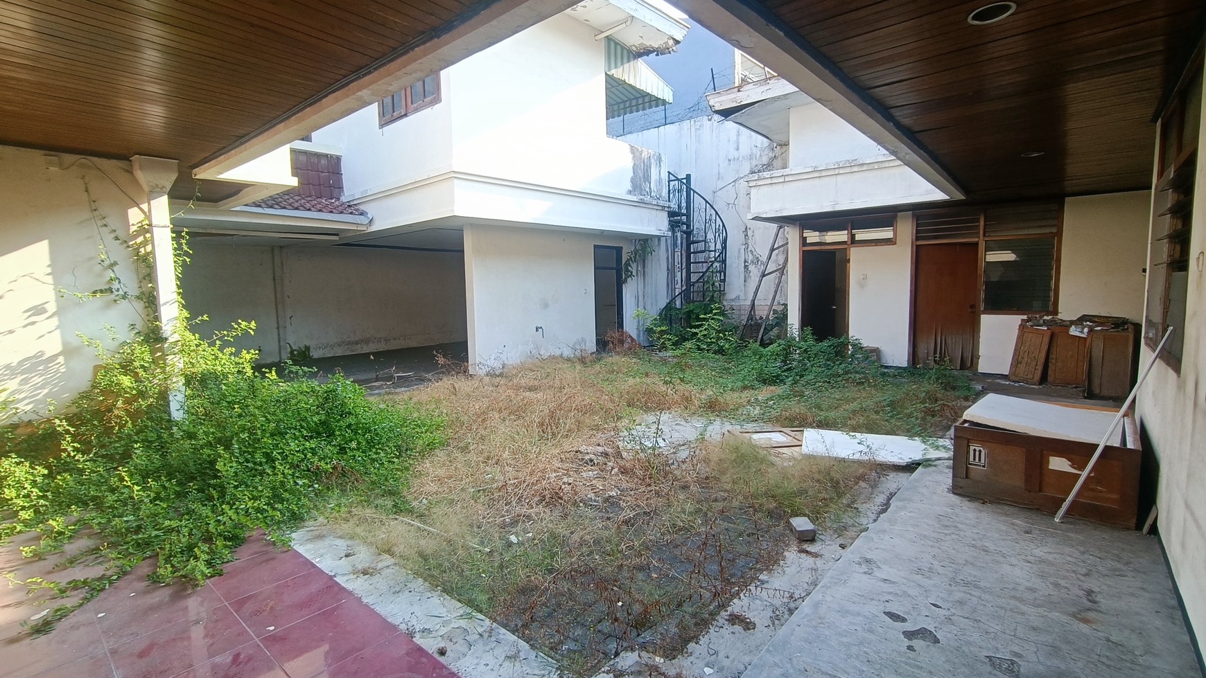 1562. Dijual Raya Dharmahusada Indah Surabaya Timur