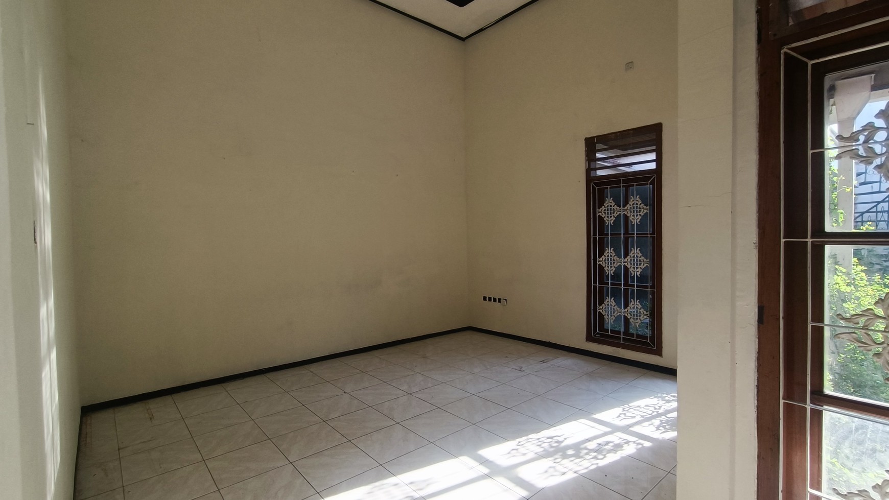 1562. Dijual Raya Dharmahusada Indah Surabaya Timur