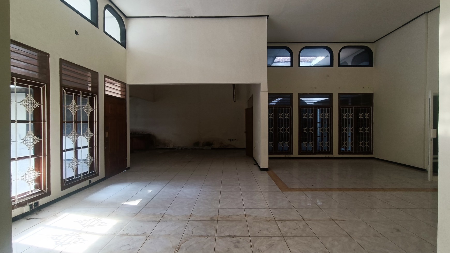1562. Dijual Raya Dharmahusada Indah Surabaya Timur