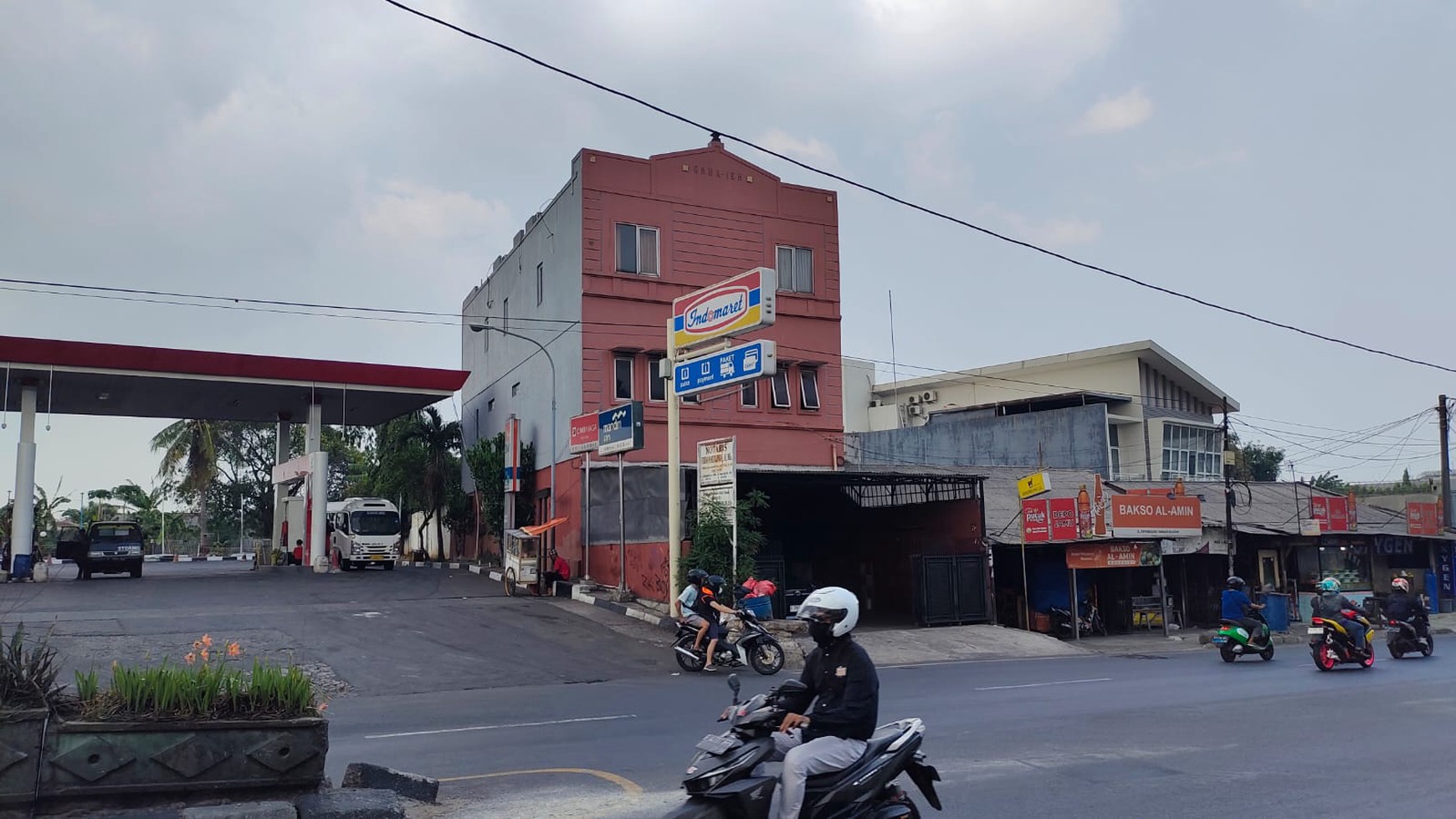 Ruko di jalan bekasi timur diponegoro 1 strategis di jual cepat.