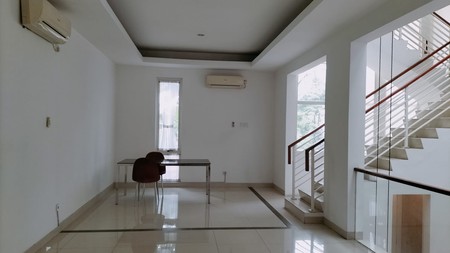 Rumah Hook Mewah Siap Huni dengan Lingkungan Asri dan Hunian Nyaman @Kebayoran Village, Bintaro