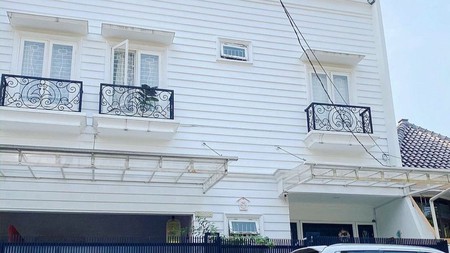 Rumah Modern Clasic 3Lantai Saja Dekat Akses Tol Diarea Bintaro 