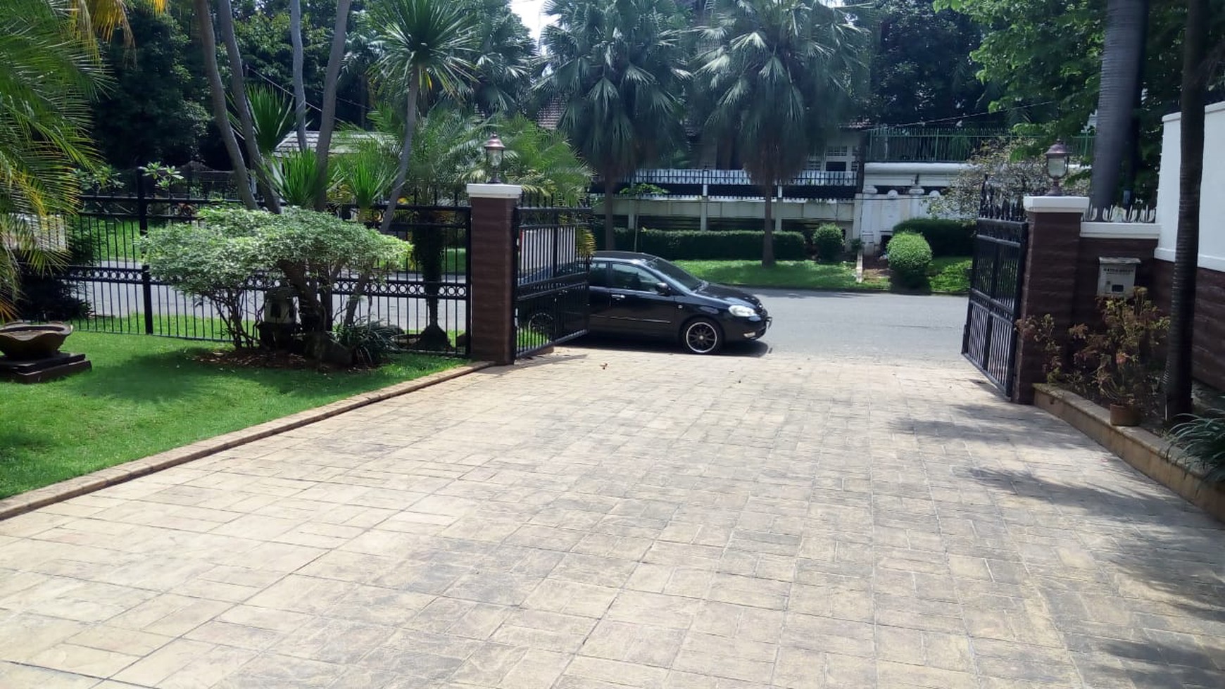 Rumah Mewah Bagus, Nyaman, dan Siap Huni di Sekolah Kencana Pondok Indah, Jakarta Selatan 