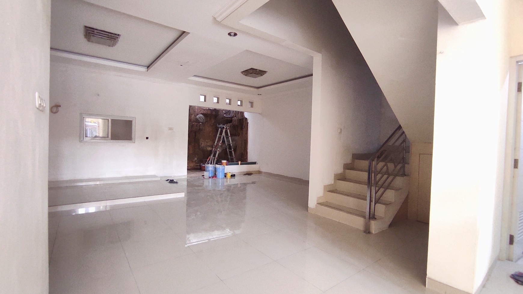 Dijual Rumah 2lt sudah renovasi total, tanah Luas di De Oranje, Grand Wisata, Bekasi