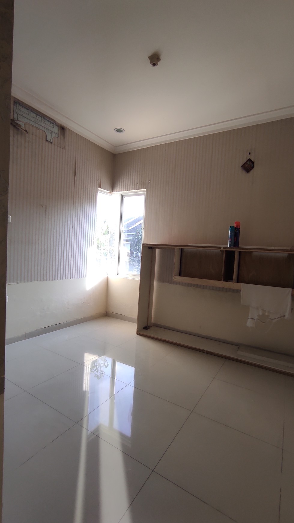 Dijual Rumah 2lt sudah renovasi total, tanah Luas di De Oranje, Grand Wisata, Bekasi