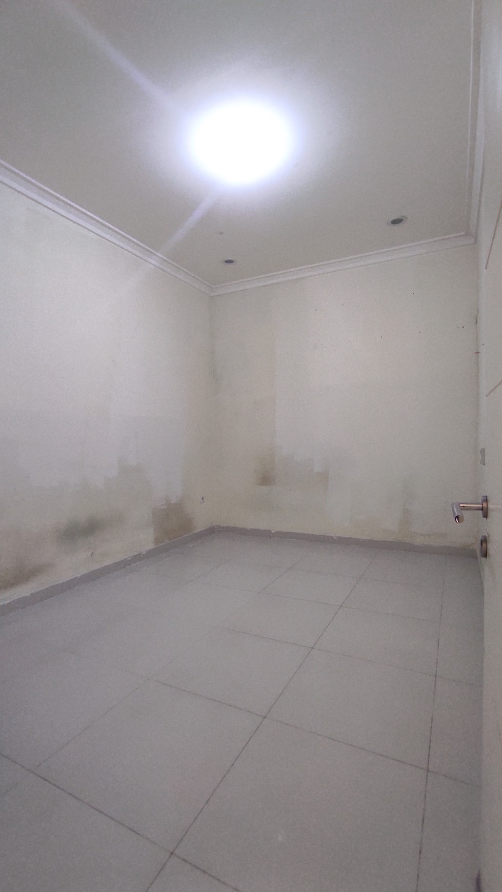 Dijual Rumah 2lt sudah renovasi total, tanah Luas di De Oranje, Grand Wisata, Bekasi