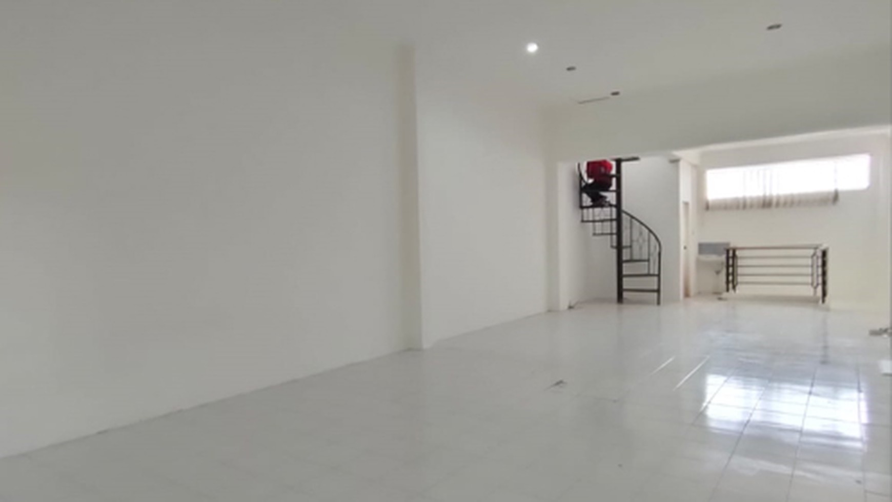 Ruko Mainroad di daerah Martanegara (cocok untuk kantor dan tempat usaha caf&#xe9; dll)