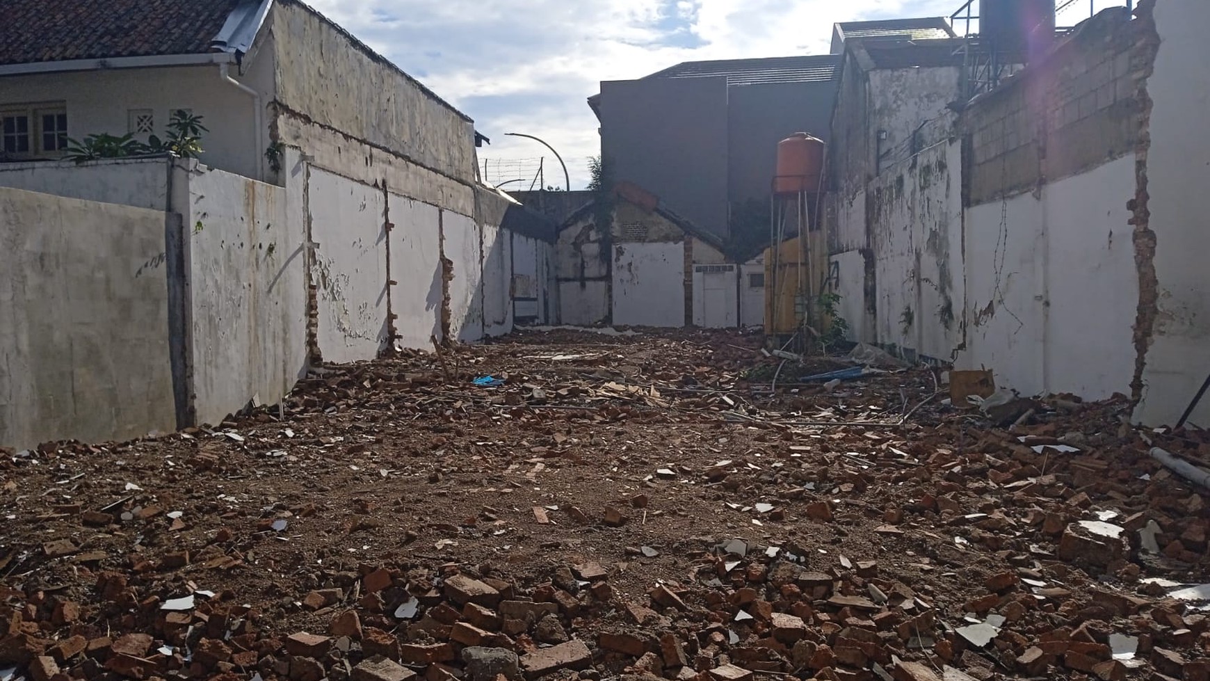 Ruang Usaha di Klenteng Main road  ( cocok untuk berbagai usaha  Caf&#xe9; , otomotif , kantor mini market dll)