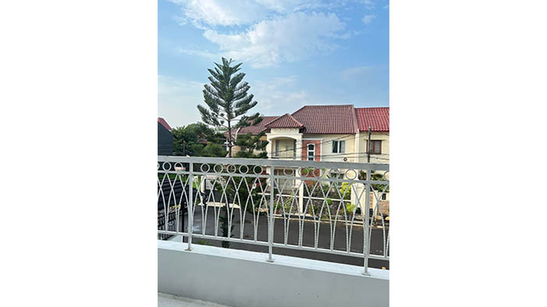 Rumah 2 Lantai Semi Furnished di Harapan Indah Regency, Bekasi