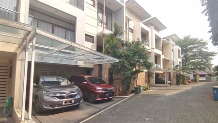 Rumah 3 lantai Lokasi bagus di Lebak Bulus Residence, Jakarta Selatan