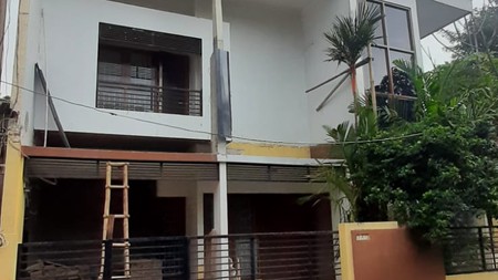 Rumah 3 Lantai dalam Cluster di Jagakarsa.