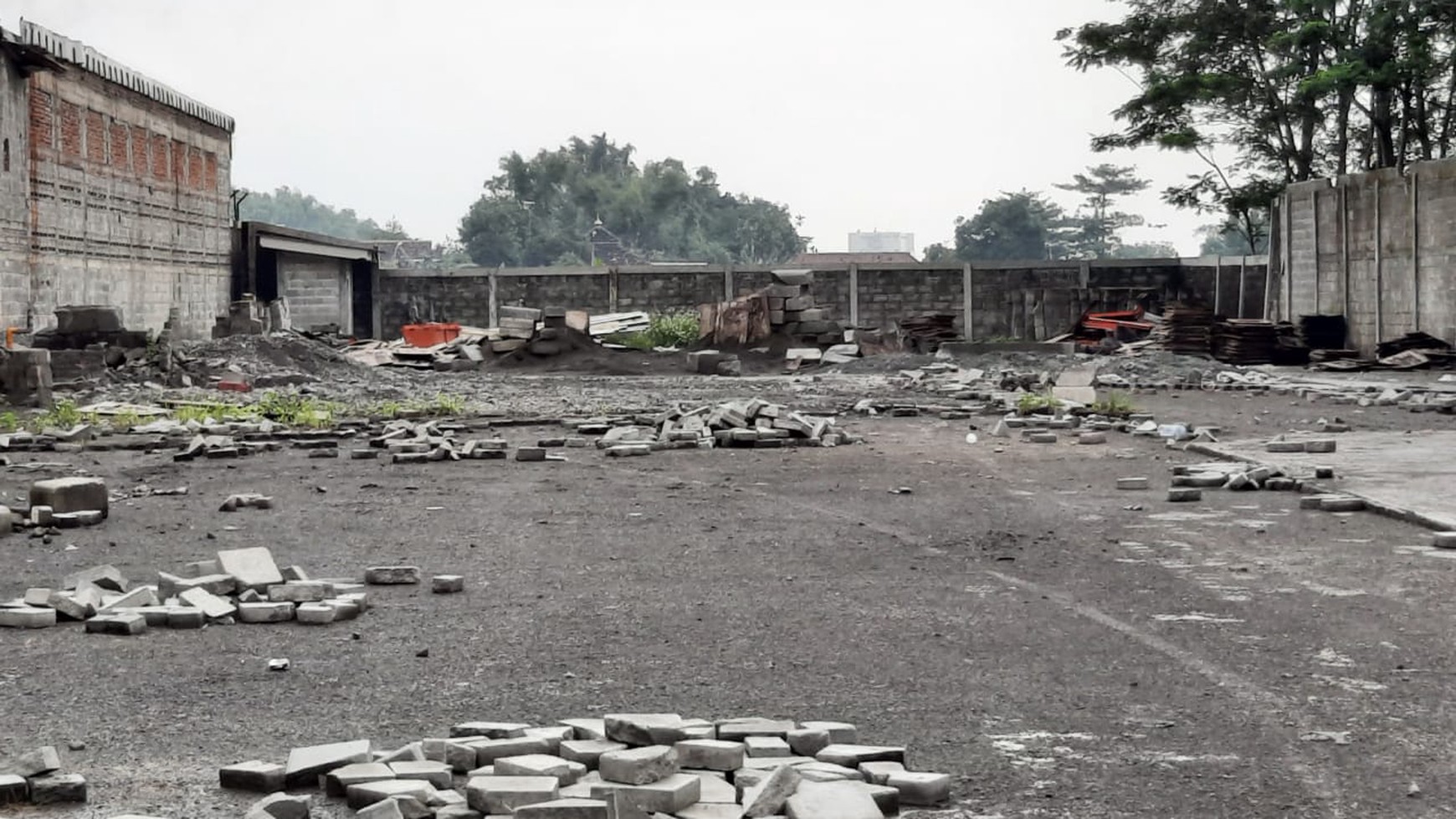 1169. Dijual Ex Pabrik Paving Jl  Raya Trawas, Pungging Mojosari Mojokerto