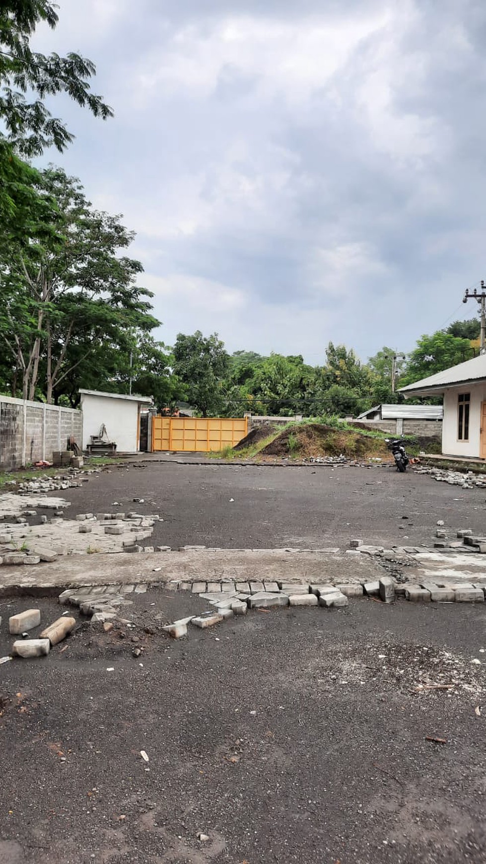 1169. Dijual Ex Pabrik Paving Jl  Raya Trawas, Pungging Mojosari Mojokerto