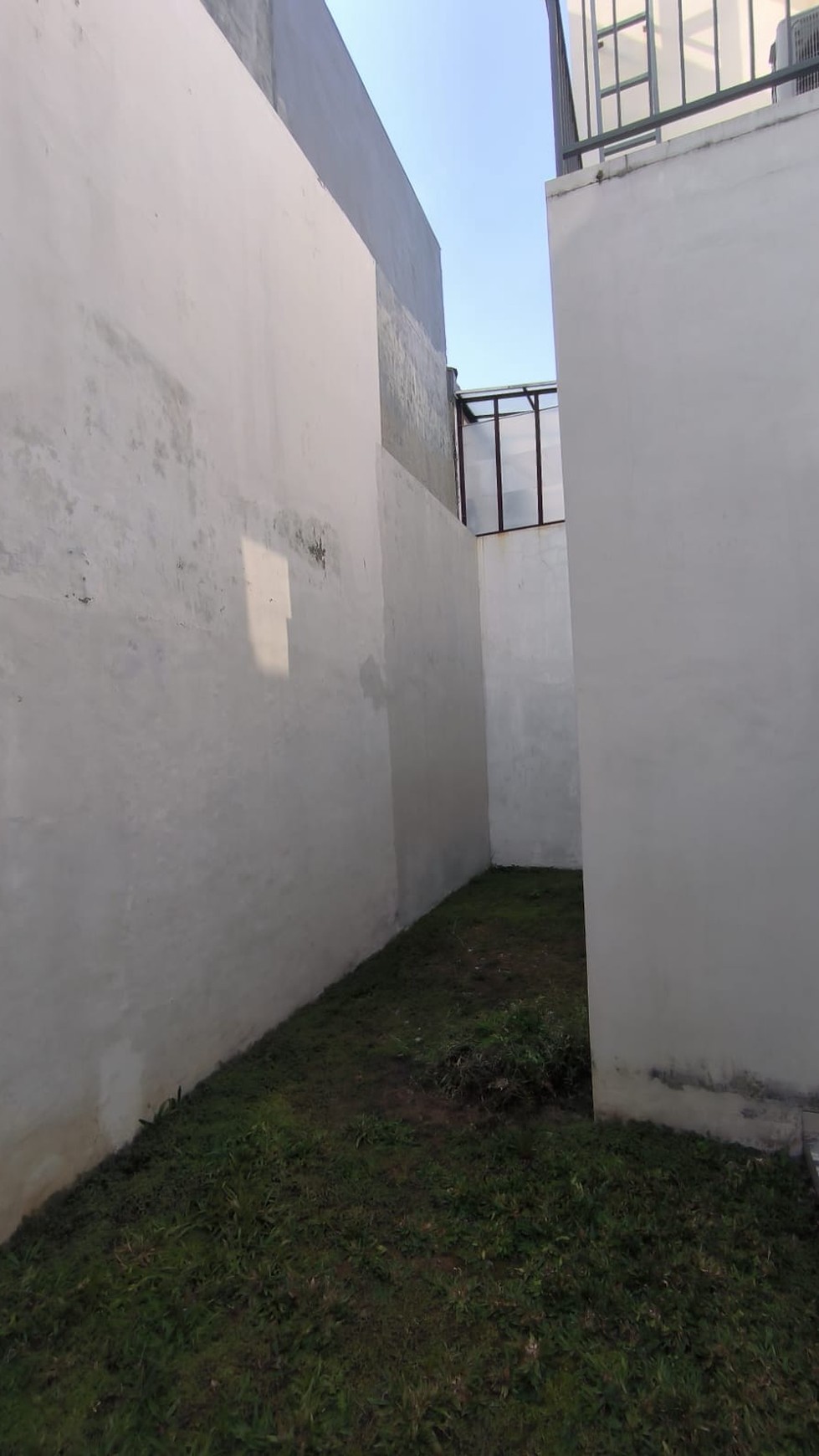 Rumah Dijual Jalan Simpang Darmo Permai Selatan Surabaya 2 Lantai Semi Furnished