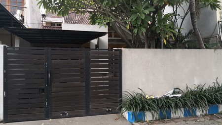 Rumah Dijual Jalan Simpang Darmo Permai Selatan Surabaya 1,5 Lantai