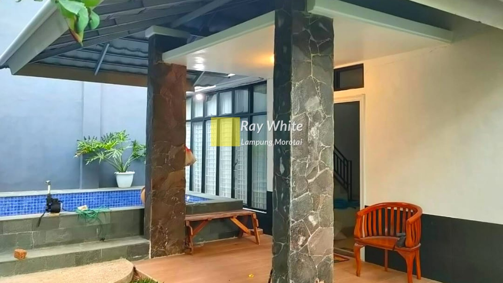 Rumah Mewah Bonus Kolam Renang Dijual Cepat