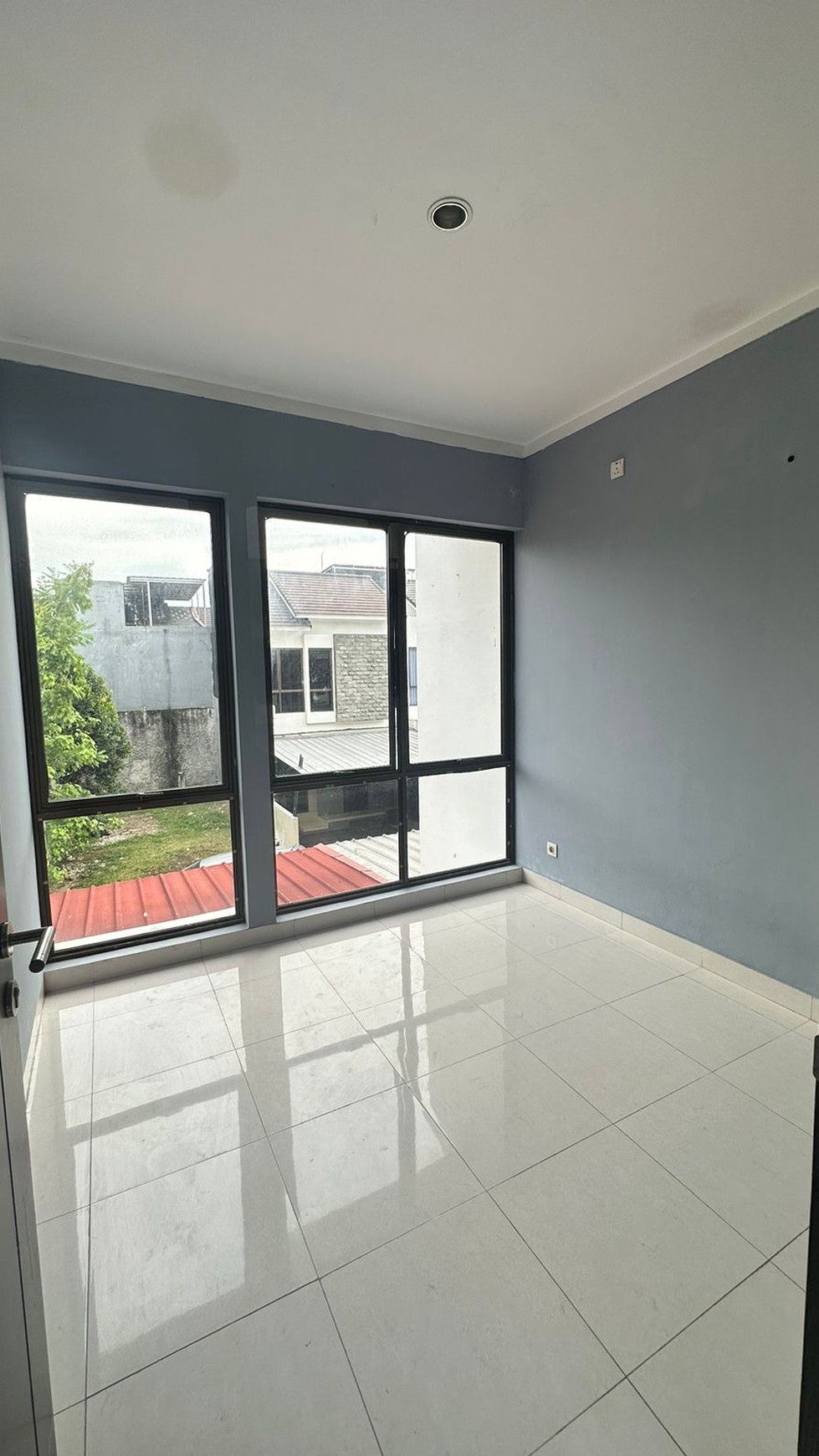 Dijual Rumah Siap Huni 2 lantai di Viola Residence Graha Raya