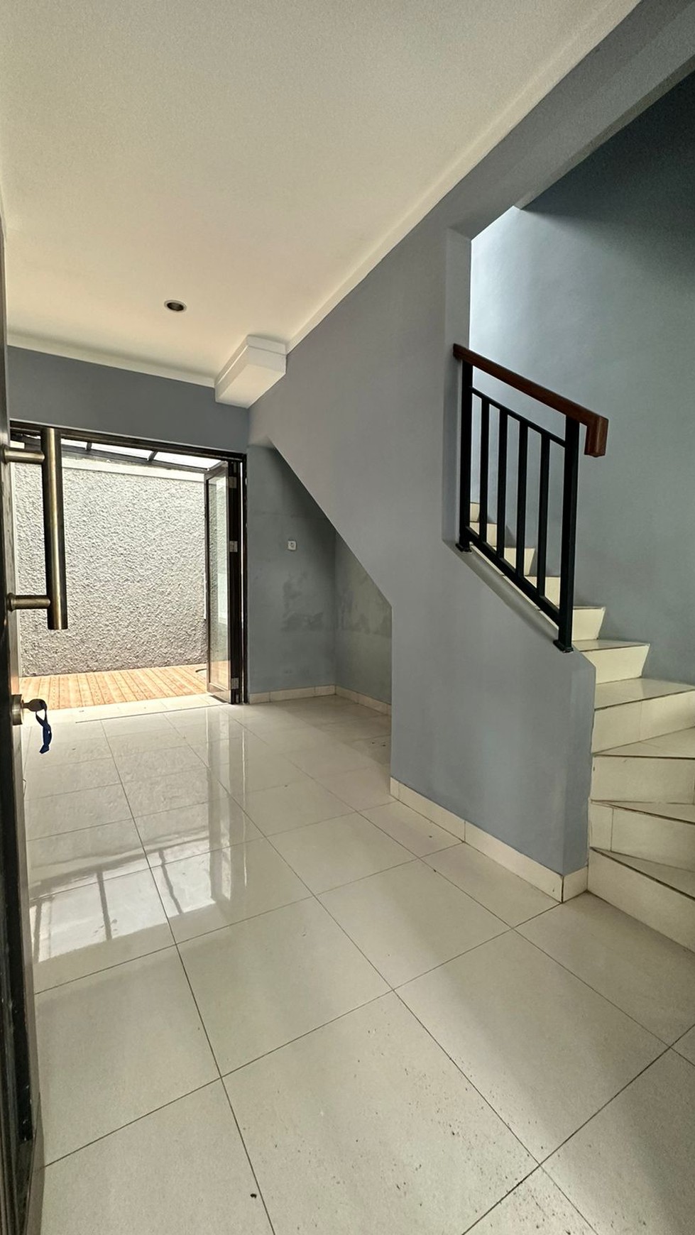 Dijual Rumah Siap Huni 2 lantai di Viola Residence Graha Raya