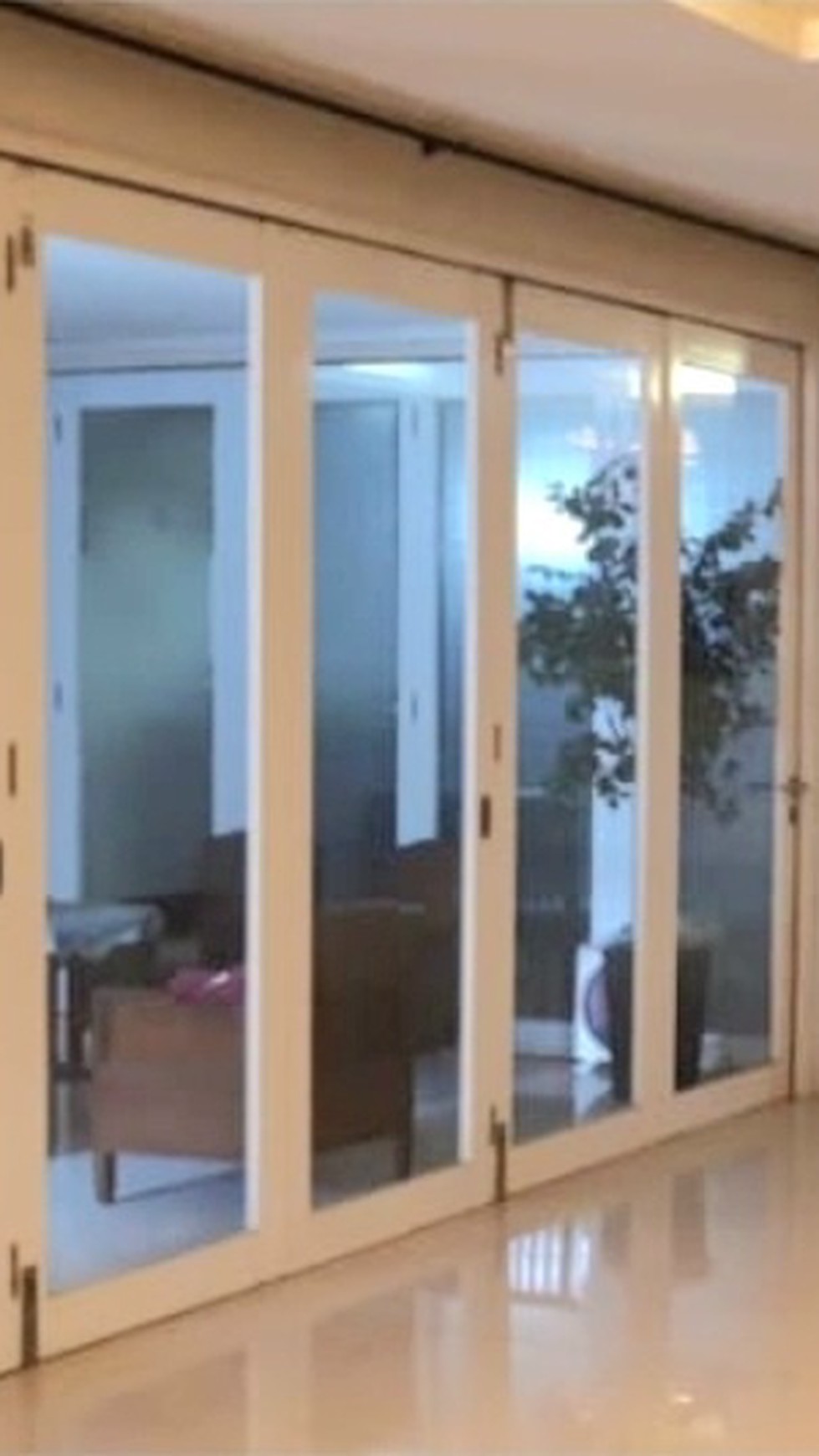 Disewakan: 1-1/2 lantai saja atau 1 lantai saja dari Rumah hoek Jl Wijaya - Pulo Raya, Kebayoran Baru. 