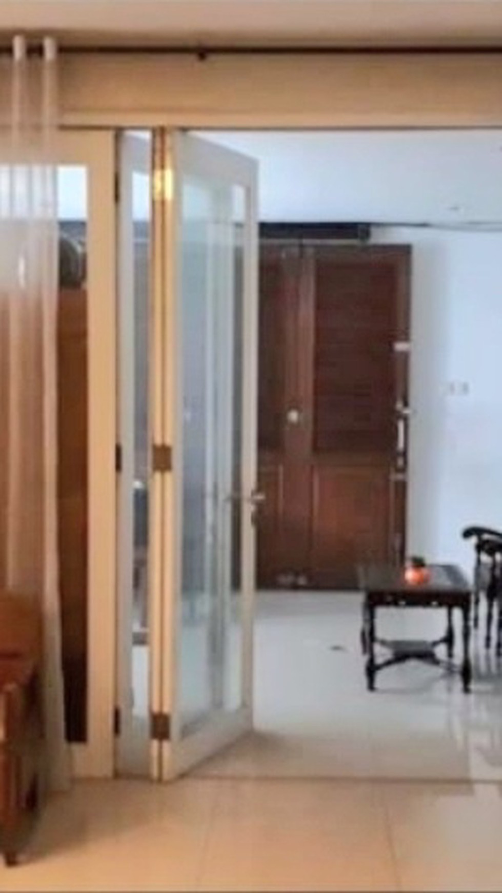 Disewakan: 1-1/2 lantai saja atau 1 lantai saja dari Rumah hoek Jl Wijaya - Pulo Raya, Kebayoran Baru. 