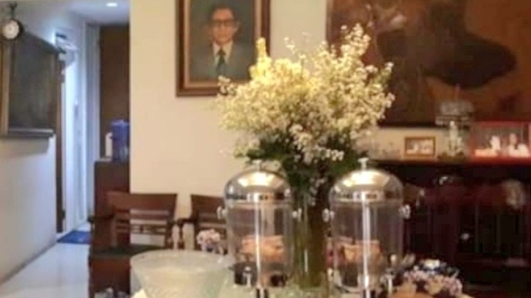 Disewakan: 1-1/2 lantai saja atau 1 lantai saja dari Rumah hoek Jl Wijaya - Pulo Raya, Kebayoran Baru. 