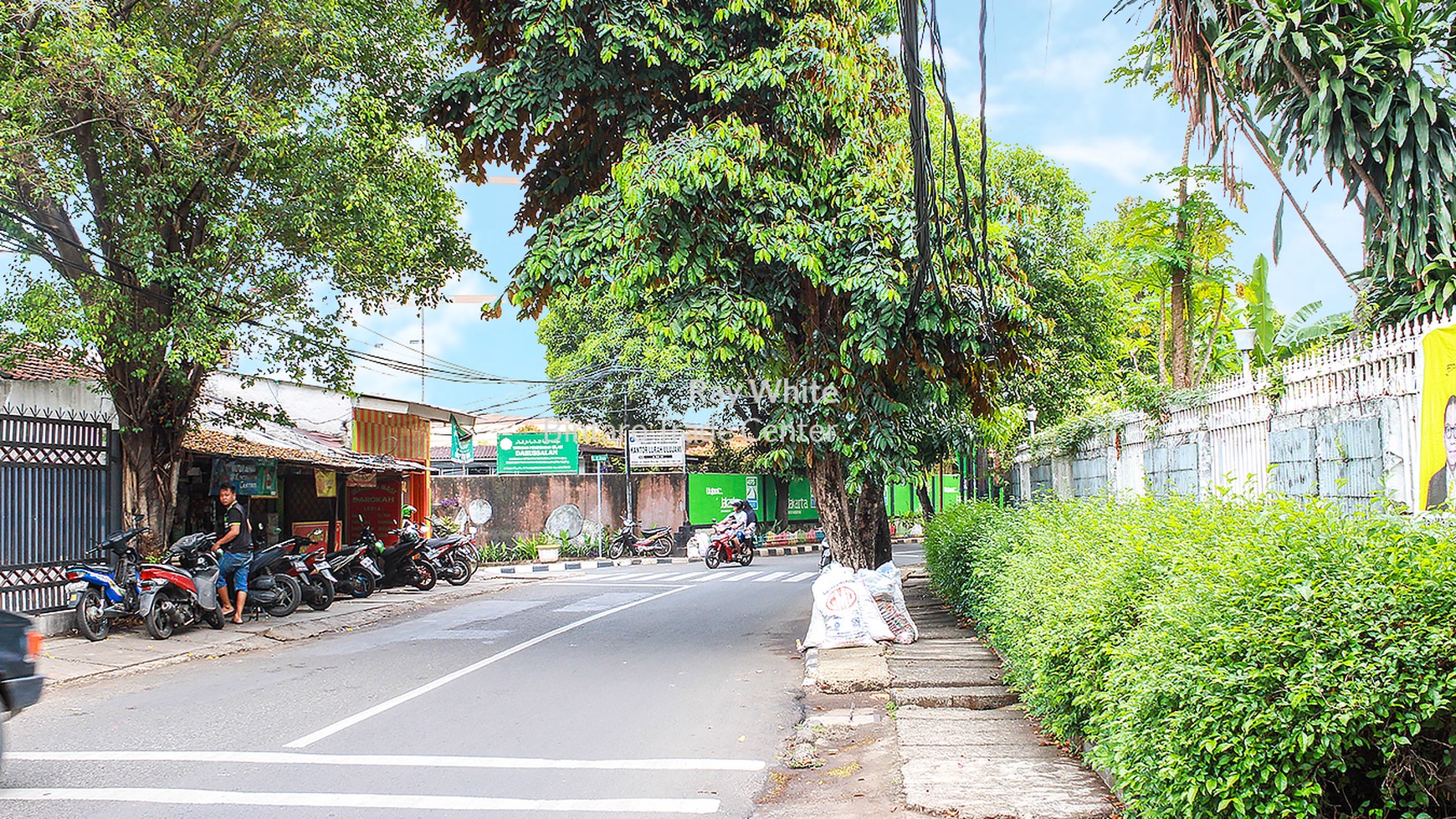 Rumah Tua dengan Bangunan Kokoh dan Lokasi Strategis @Pesanggrahan