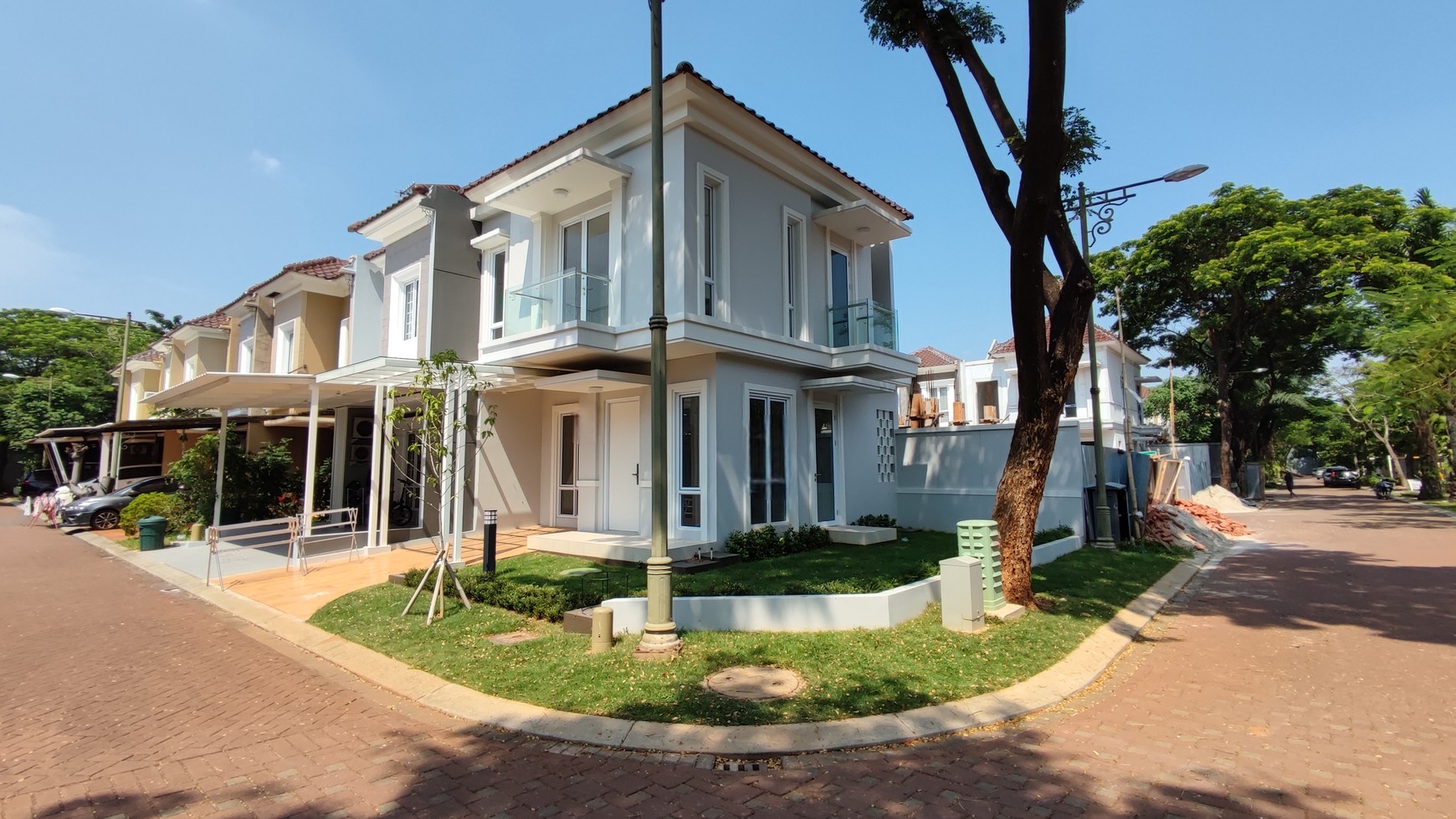 Flash Sale. Rumah mewah Karelia Village, Gading Serpong