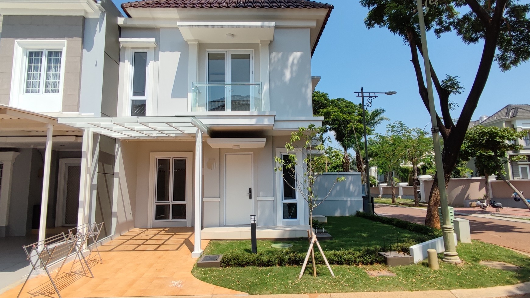 Flash Sale. Rumah mewah Karelia Village, Gading Serpong