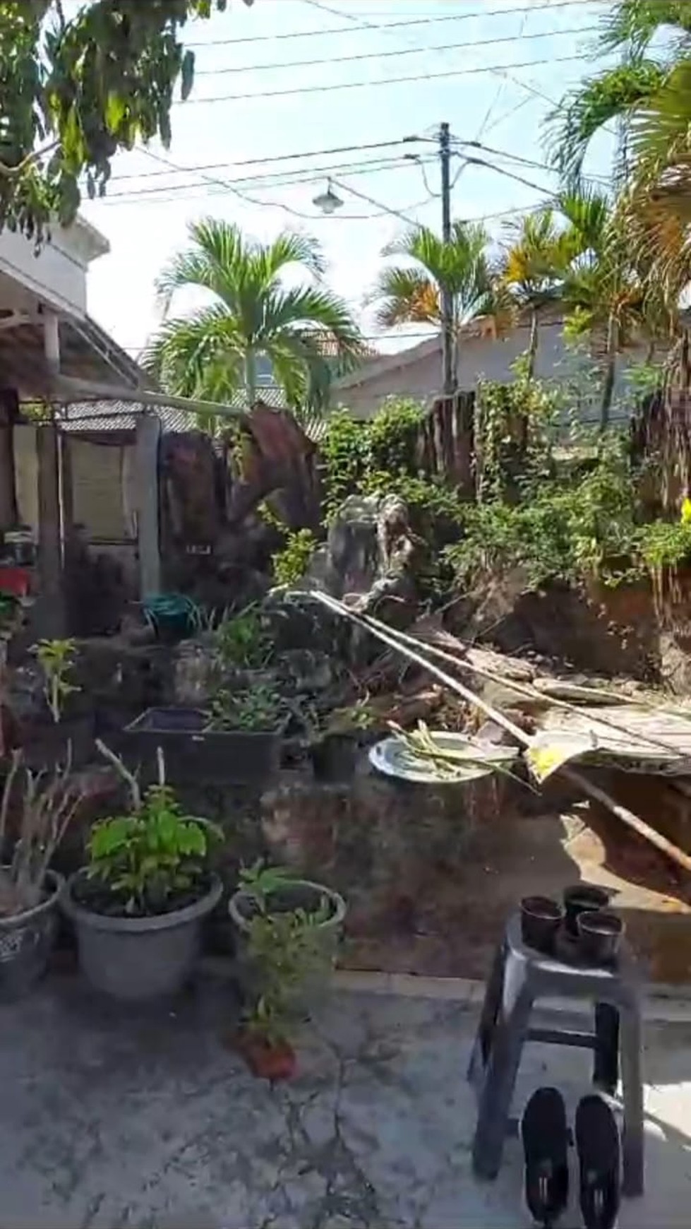 Rumah Hook Darmo Permai Utara Surabaya 1,5 Lantai