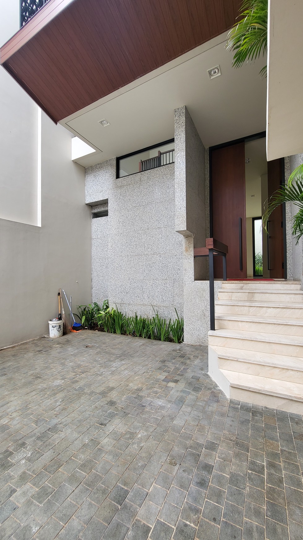 Townhouse Tropical Modern Area Kemang Barat