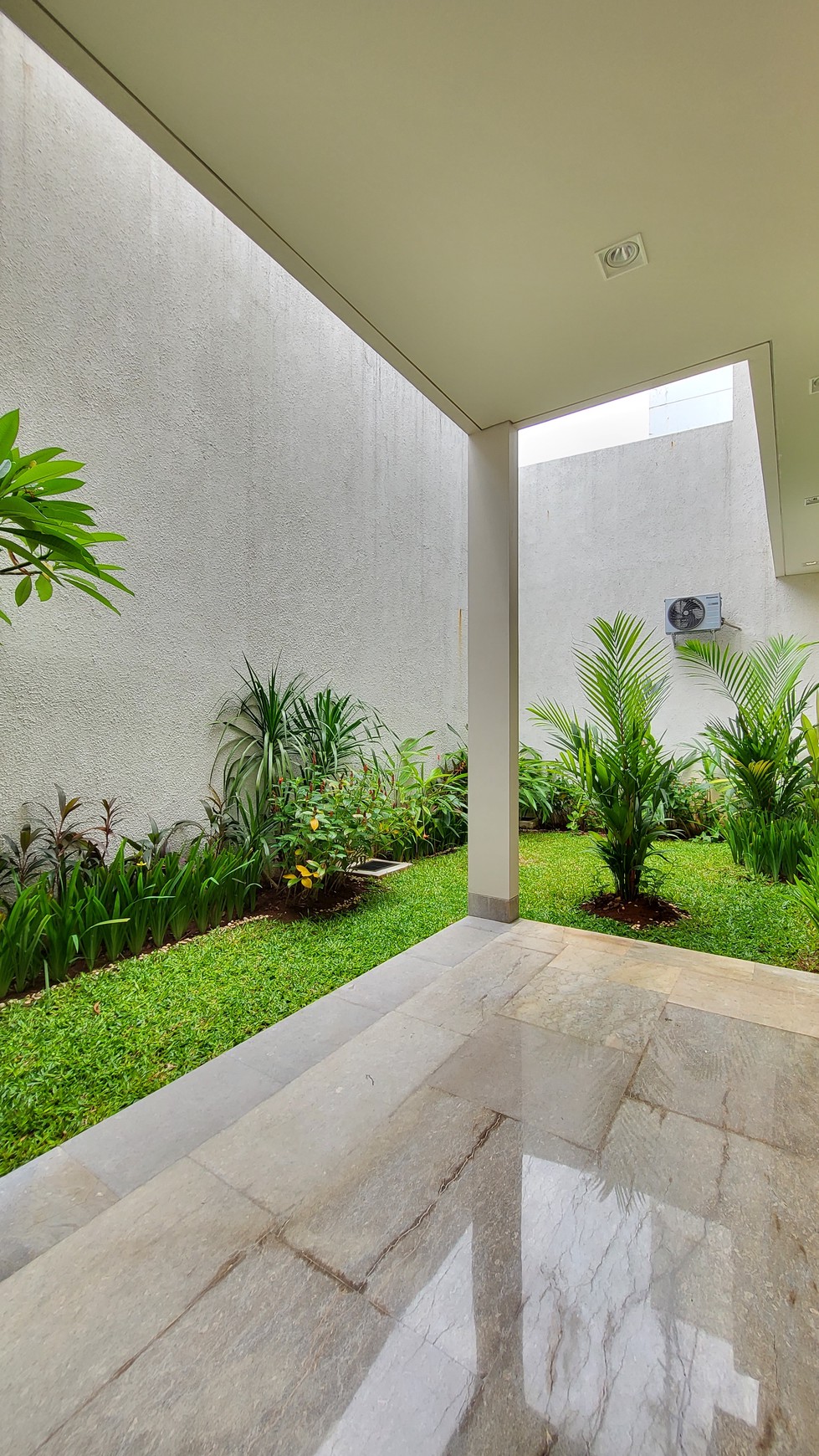 Townhouse Tropical Modern Area Kemang Barat