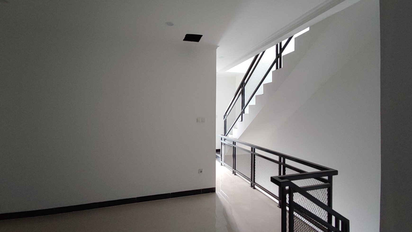 Rumah Baru dan Bagus di Villa Melati Mas, Serpong
