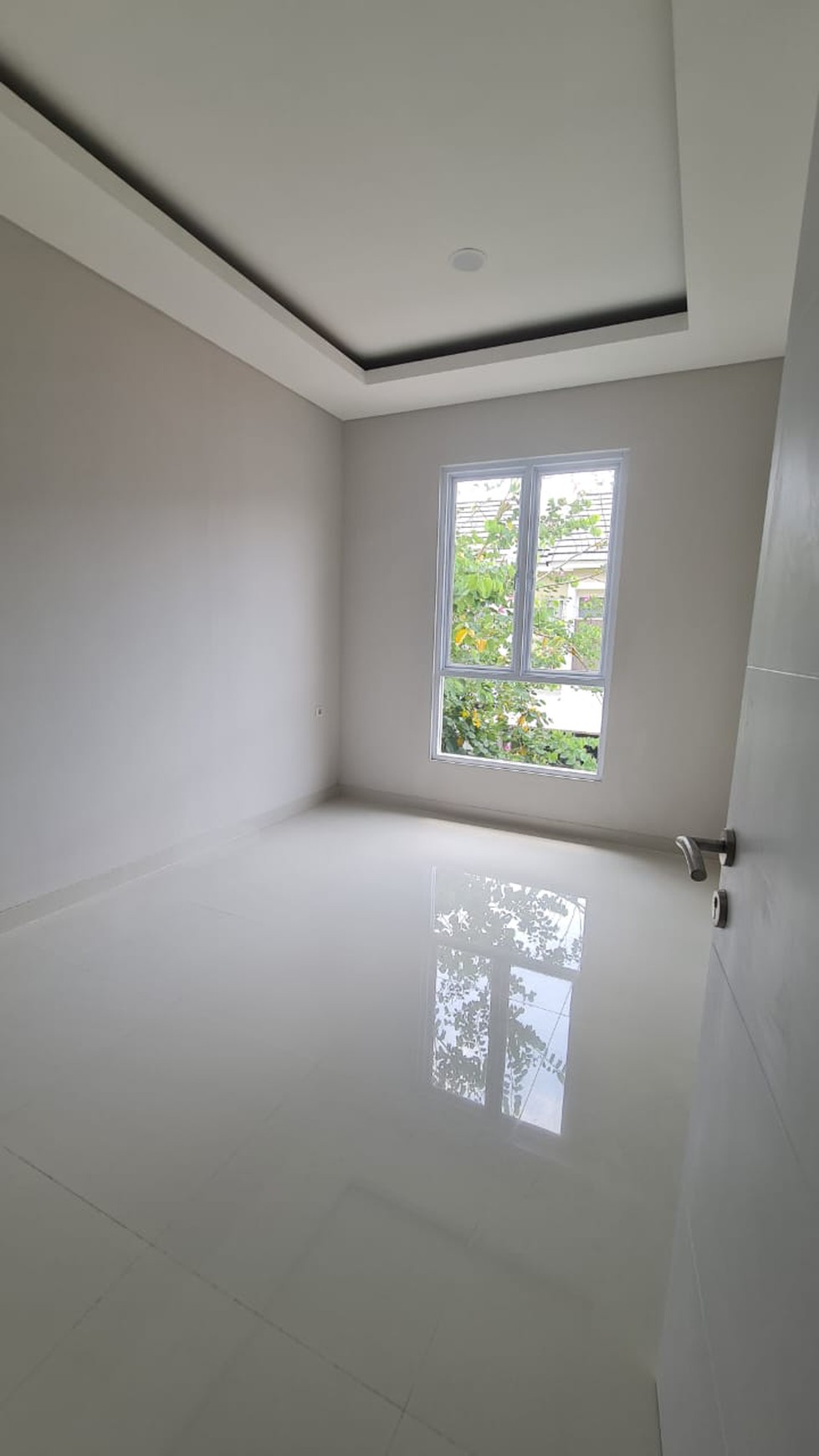 Rumah Bagus dan Baru di MALIBU VILLAGE Gading Serpong, Brand new 2,5 lantai.