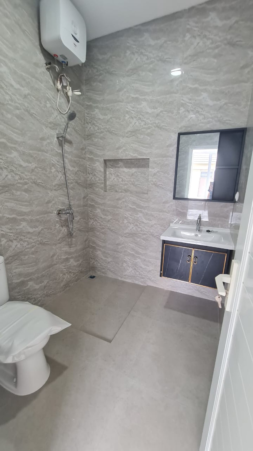 Rumah Bagus dan Baru di MALIBU VILLAGE Gading Serpong, Brand new 2,5 lantai.