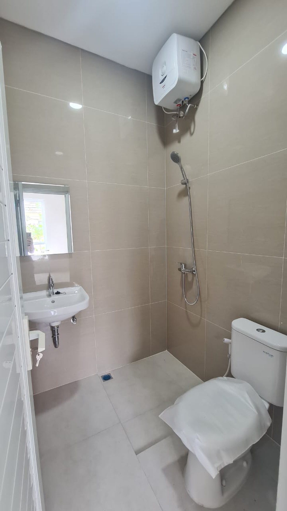 Rumah Bagus dan Baru di MALIBU VILLAGE Gading Serpong, Brand new 2,5 lantai.