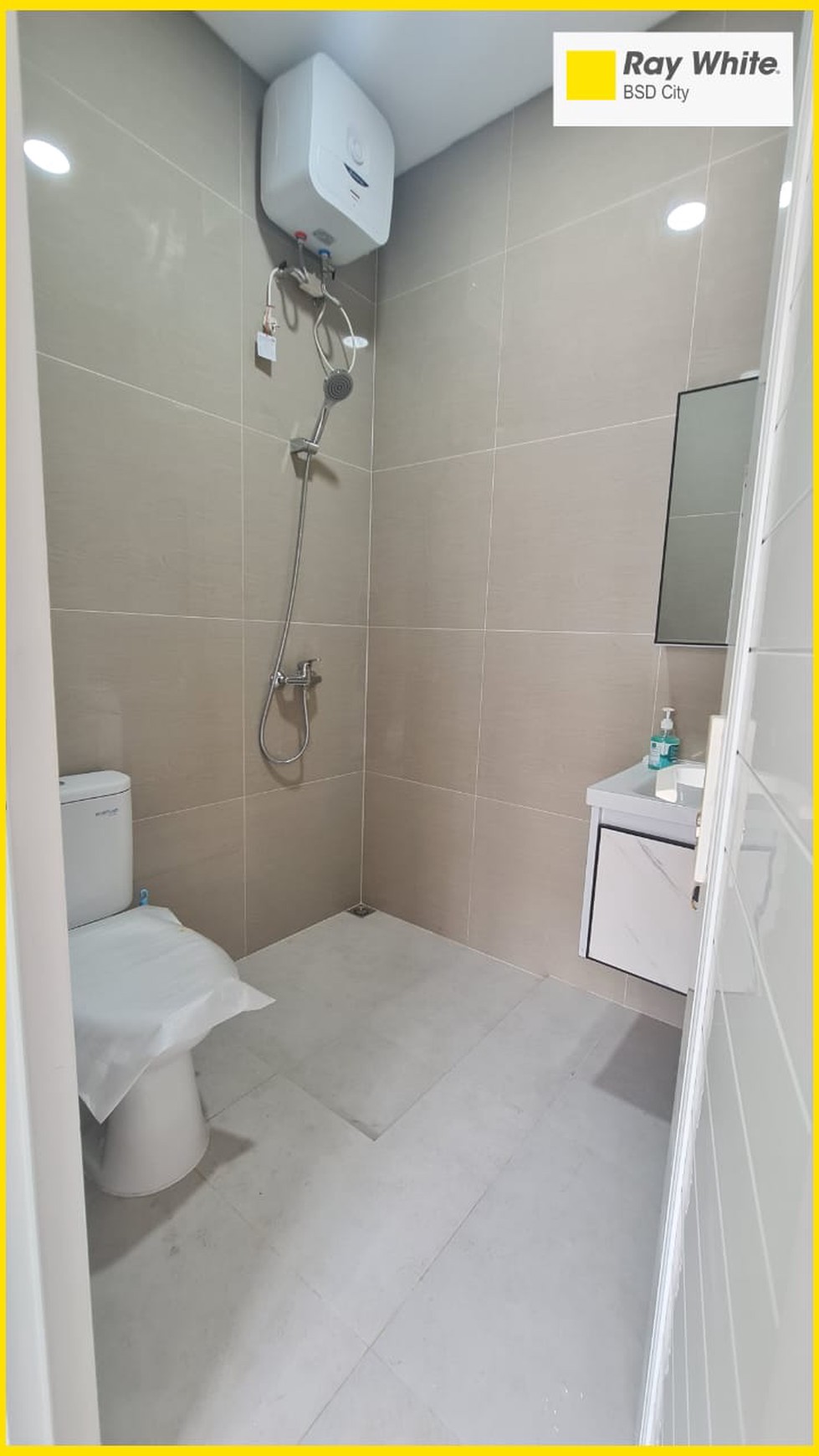 Rumah Bagus dan Baru di MALIBU VILLAGE Gading Serpong, Brand new 2,5 lantai.
