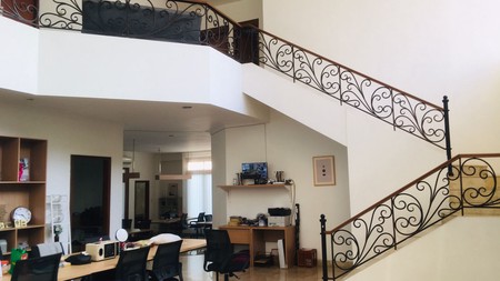 Rumah bagus siap huni di dekat Apt Pakubuwono Res. Harga di bawah NJOP