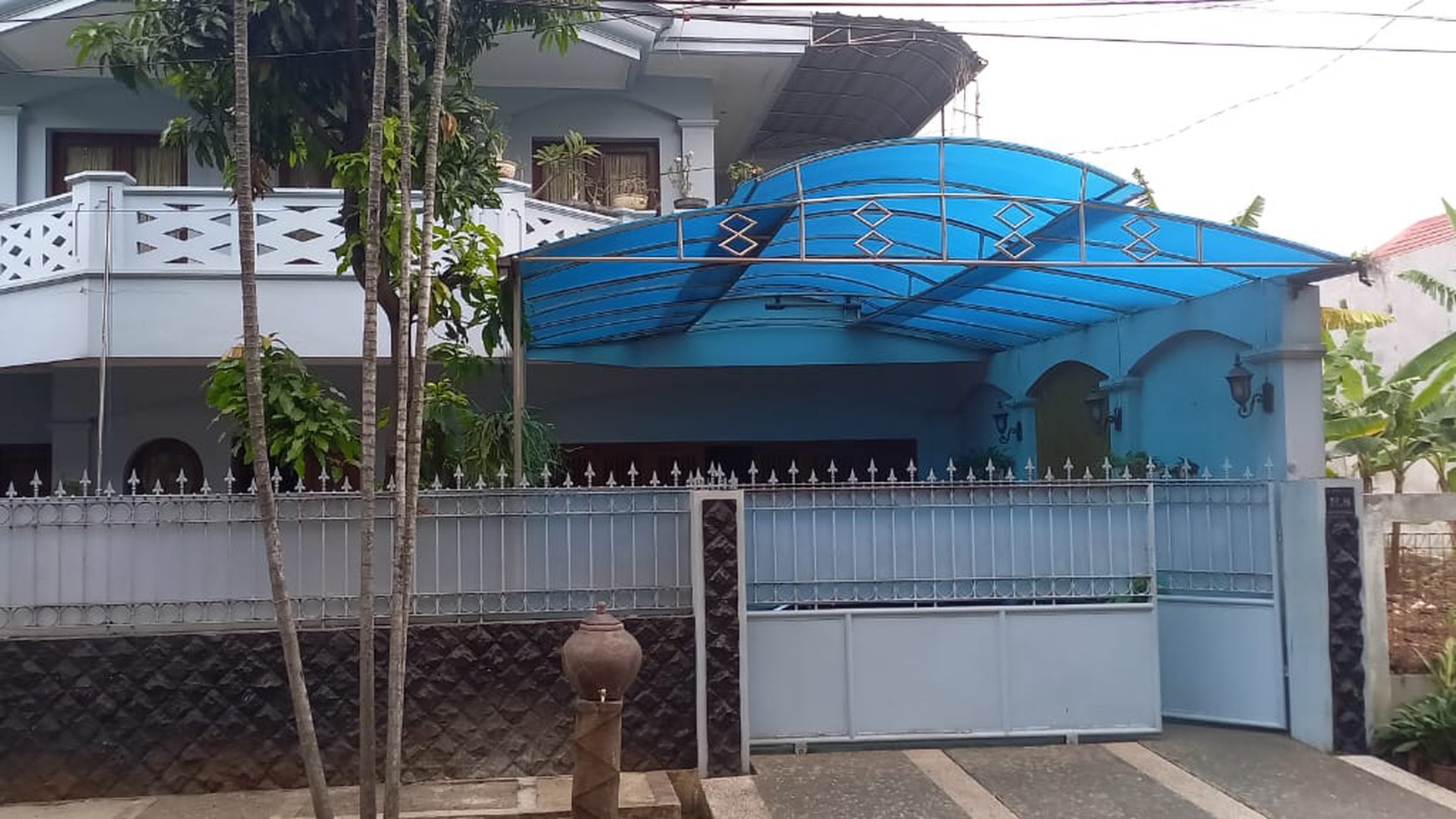 Rumah Bagus, Rapih dan Nyaman serta halaman yang Asri di Bintaro.