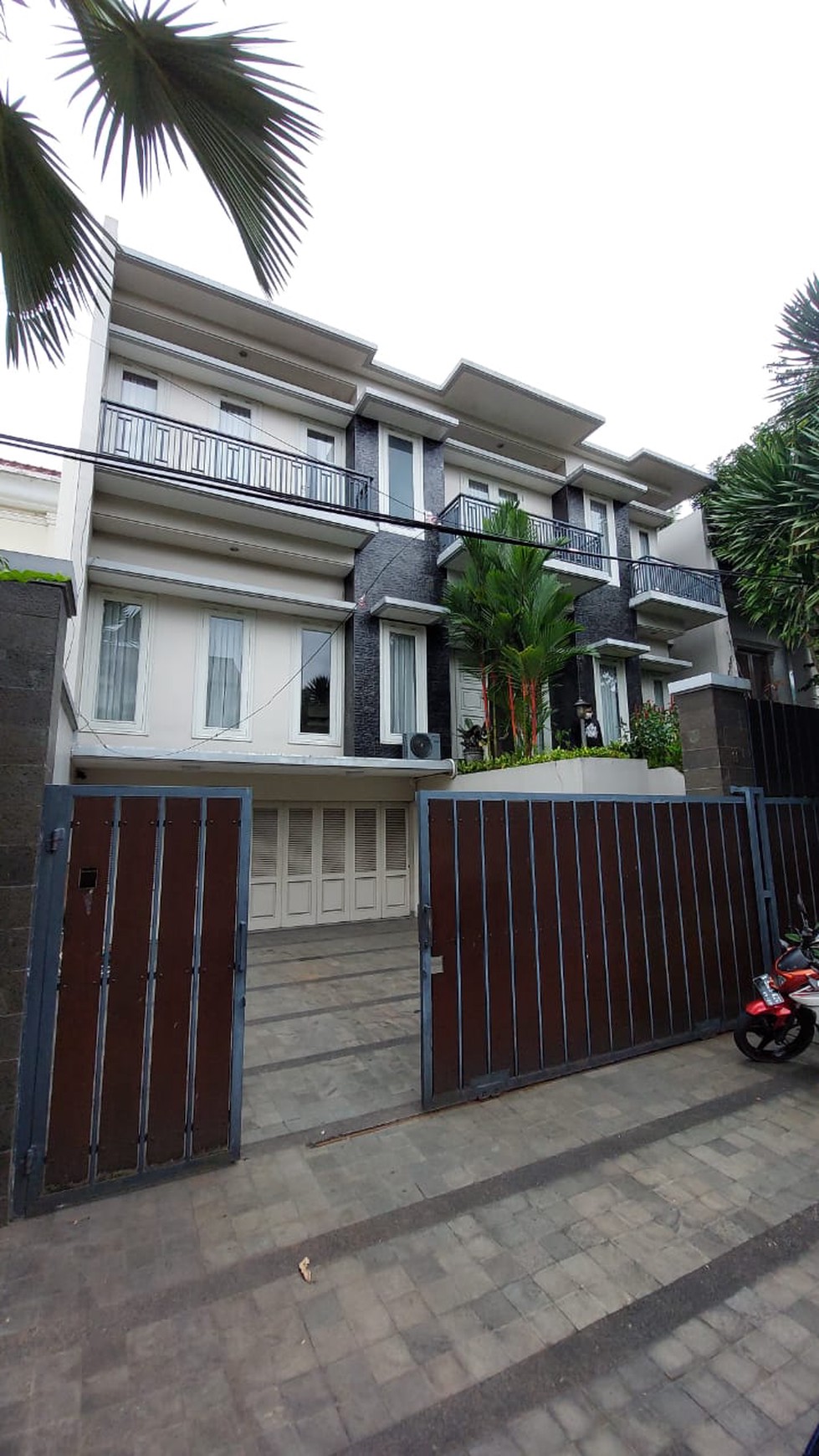 Disewakan Luxurious Modern House Pondok Indah 