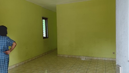 Rumah sewa strategis murah tengah kota dengan lingkugan yang nyaman dan lahan parkir yang luas di Lengkong BKR