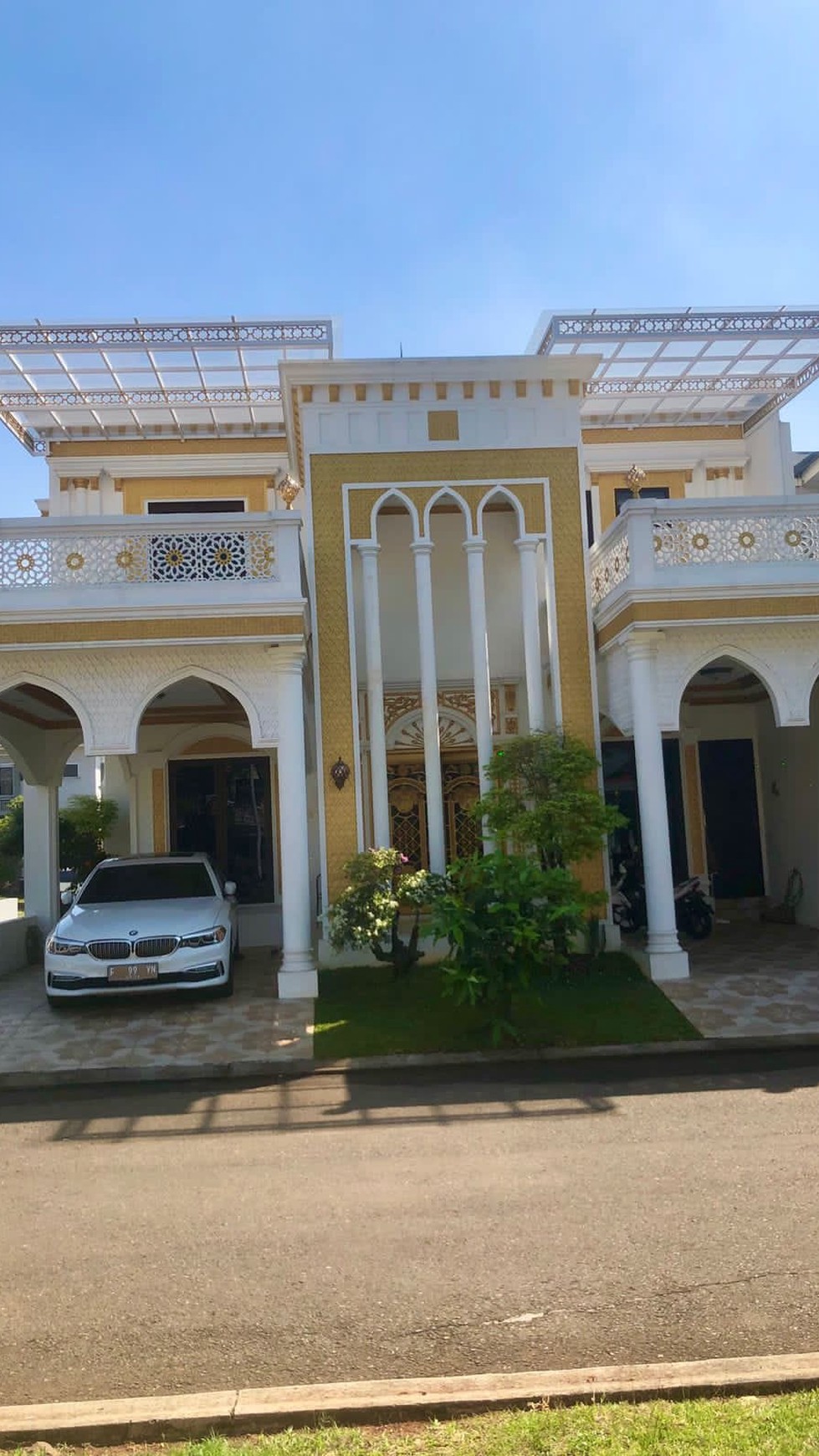 Rumah Full Furnished, Bergaya Timur Tengah Nuansa Gold di Kota Wisata