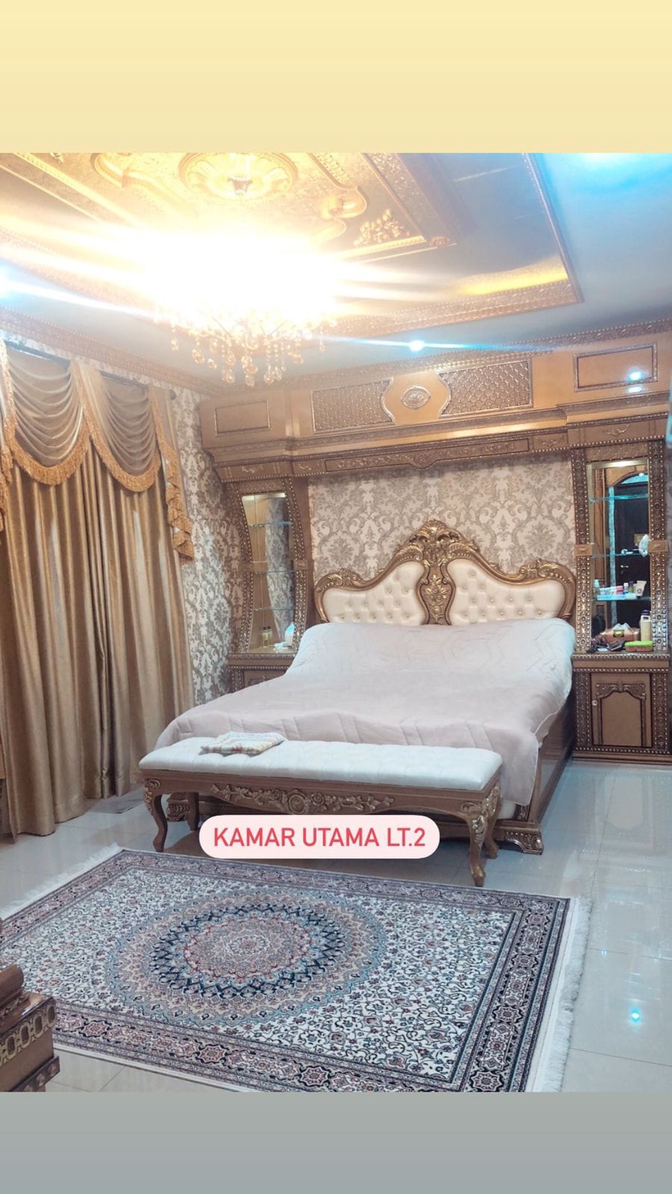 Rumah Full Furnished, Bergaya Timur Tengah Nuansa Gold di Kota Wisata