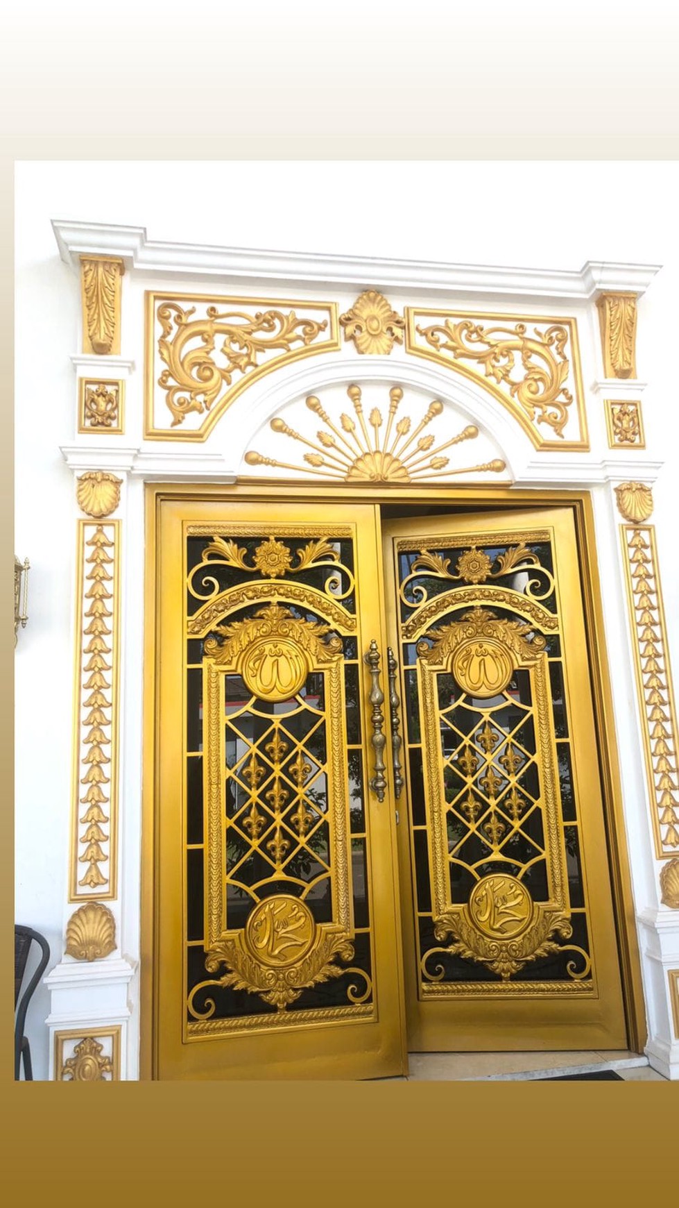 Rumah Full Furnished, Bergaya Timur Tengah Nuansa Gold di Kota Wisata