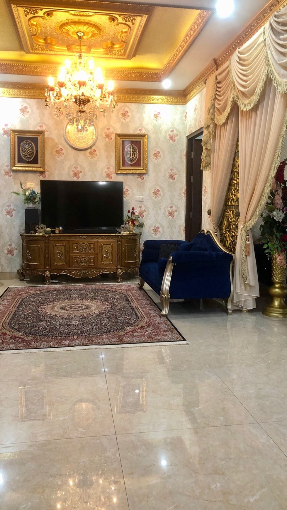 Rumah Full Furnished, Bergaya Timur Tengah Nuansa Gold di Kota Wisata