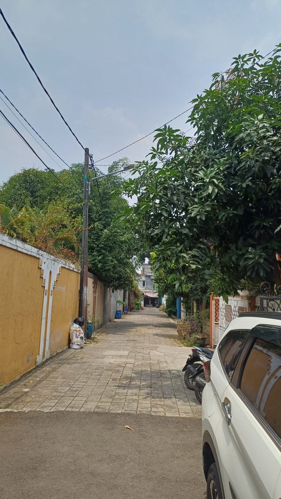 Rumah bangunan kokoh, 2 lantai siap huni di Petukangan