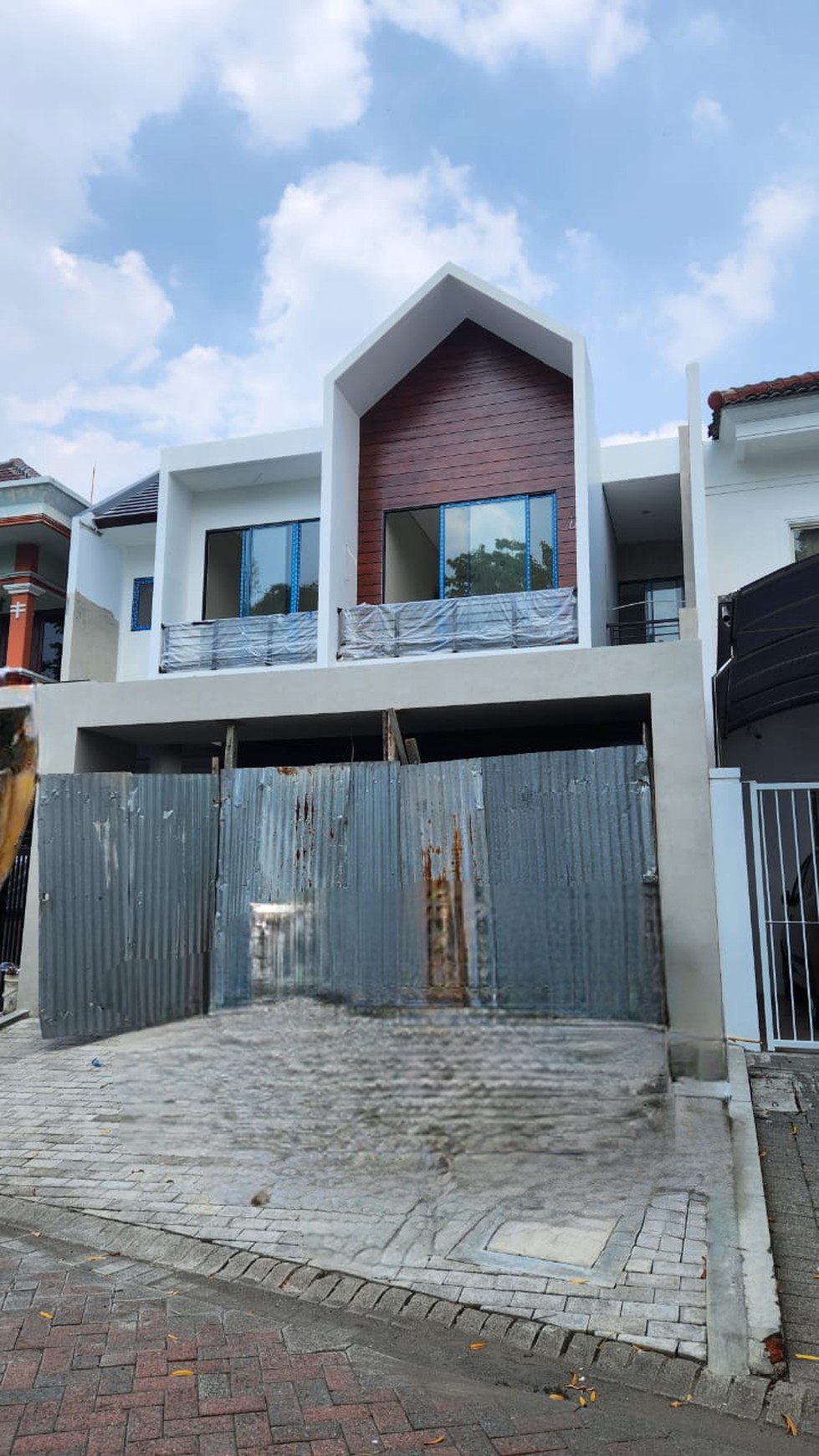 Rumah Graha Family Surabaya NEW Baru  Scandinavian Desain SPESIAL 4+1 Kamar Tidur 