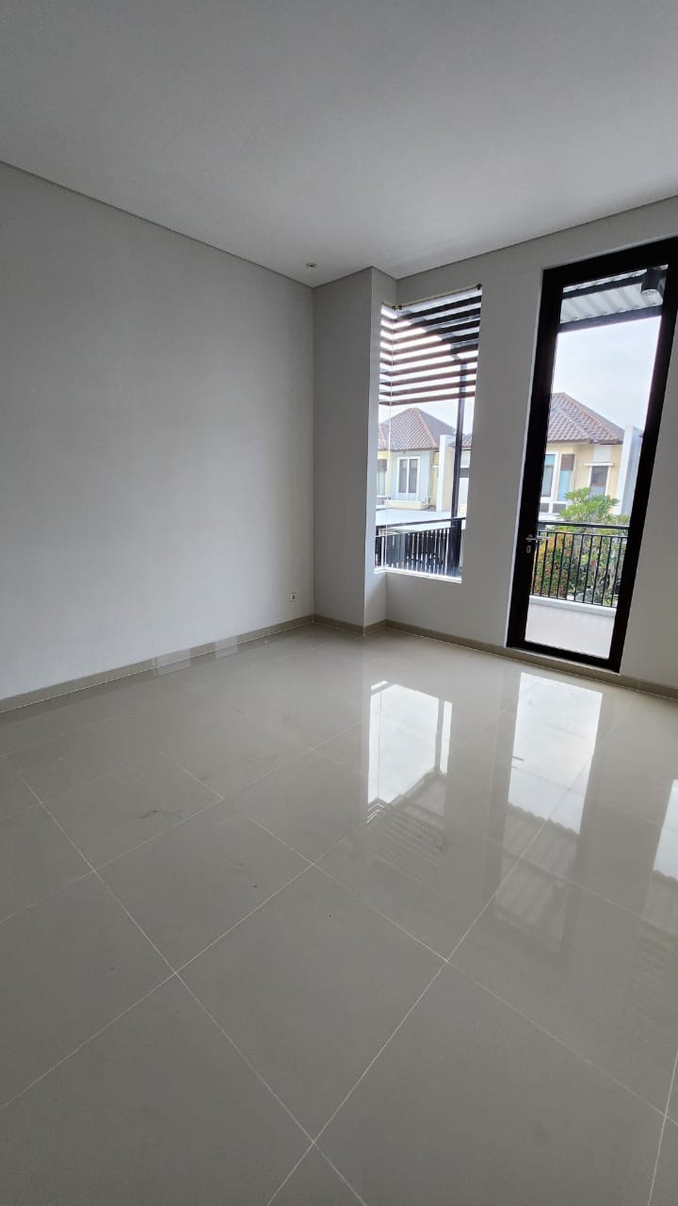 Dijual Rumah Cantik  Royal Residence Modern Minimalis Wiyung - Surabaya